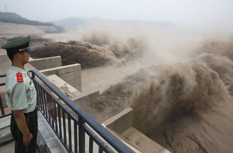 Nước được xả ra từ Đập Xiaolangdi ở Hà Nam vào năm 2012 để ngăn lũ lụt cục bộ.
