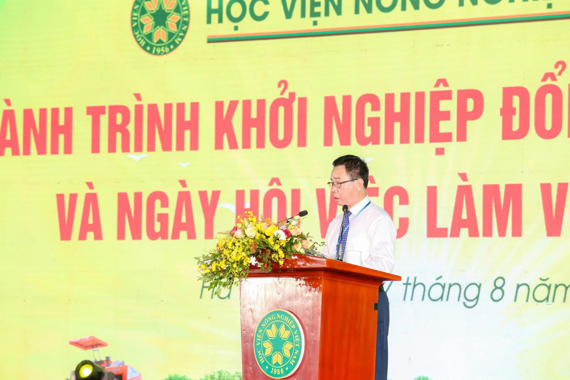 CEO Trần Mạnh Báo kể chuyện vẫn đi học, hiện là học viên cao học lớn tuổi nhất ở Học viện Nông nghiệp Việt Nam - Ảnh 2.