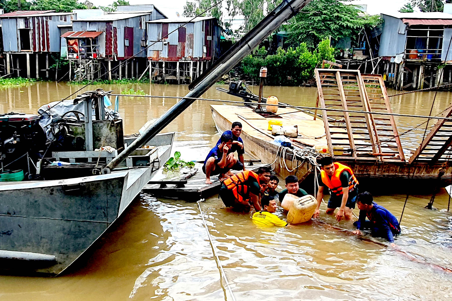 An Giang: Chìm vỏ lãi chở gỗ 1 người tử vong - Ảnh 2.