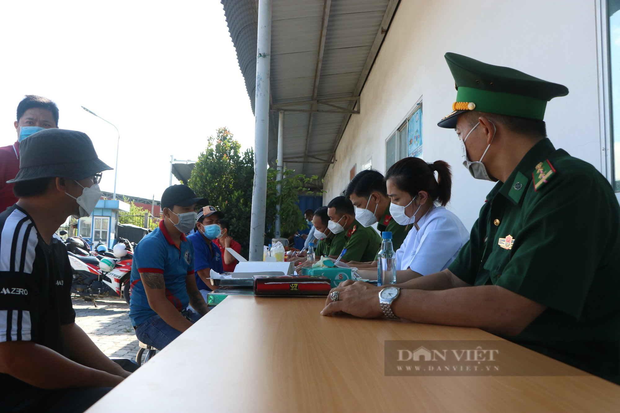 Kiểm tra ma túy với các tài xế ở TP.HCM: Nhiều người bày tỏ bất ngờ khi bị dừng xe đột xuất - Ảnh 4.