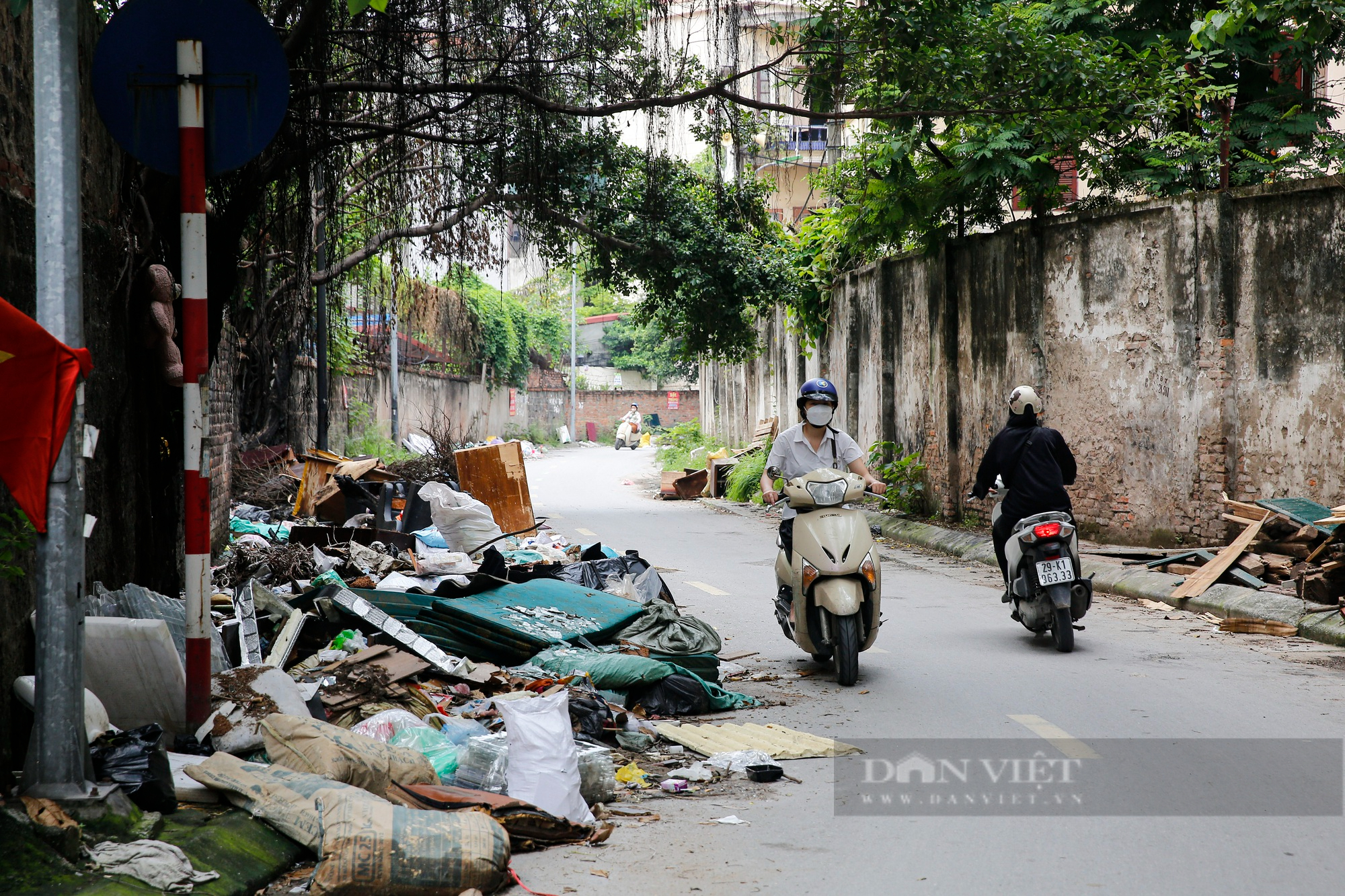 Sau phản ánh của Dân Việt, bãi rác ẩn chứa hàng trăm bơm kim tiêm tại Hà Nội đã được dọn sạch - Ảnh 11.