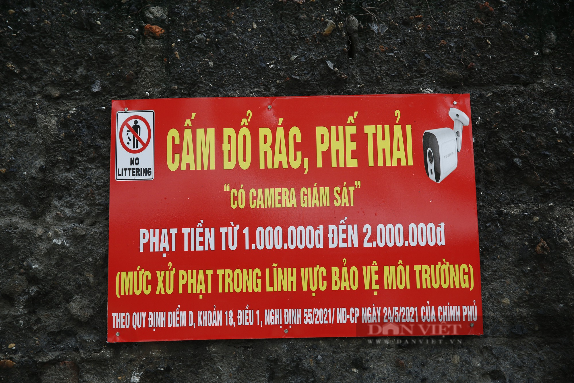 Sau phản ánh của Dân Việt, bãi rác ẩn chứa hàng trăm bơm kim tiêm tại Hà Nội đã được dọn sạch - Ảnh 3.