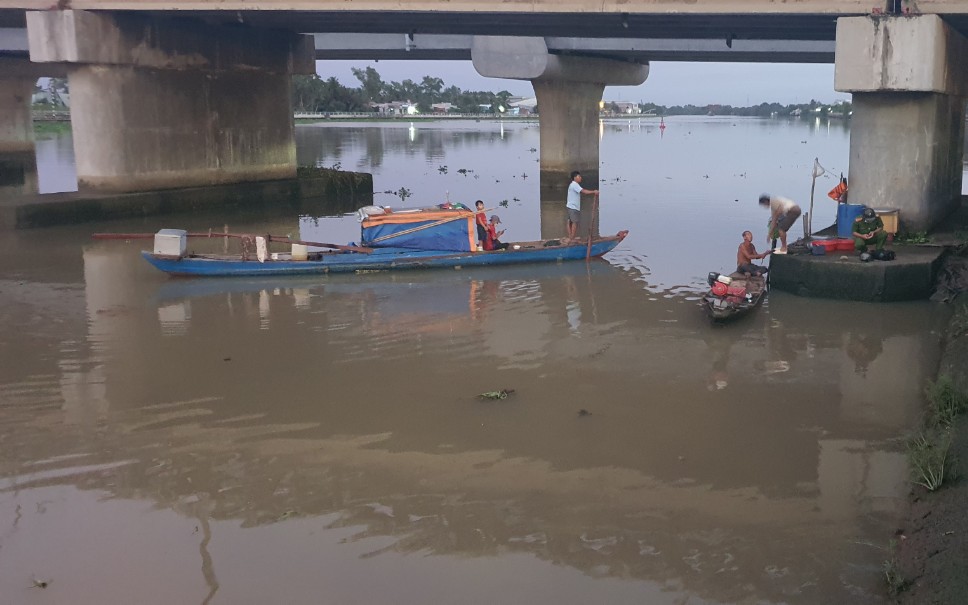 Long An: Nam thanh niên nhảy xuống cầu Tân An rồi mất tích 