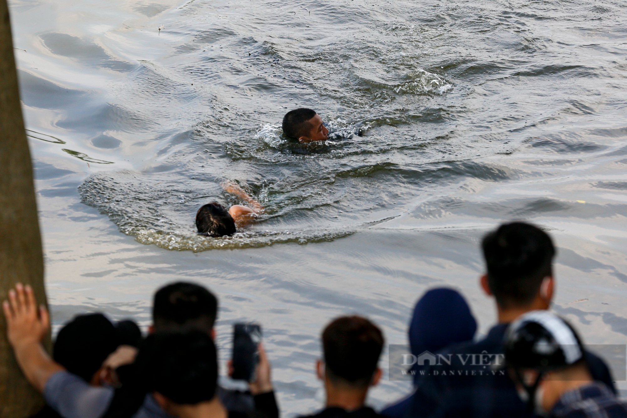 Thợ lặn đỏ mắt ngụp lặn dưới nước tìm kiếm cô gái mất tích bí ẩn ở Hà Nội - Ảnh 4.