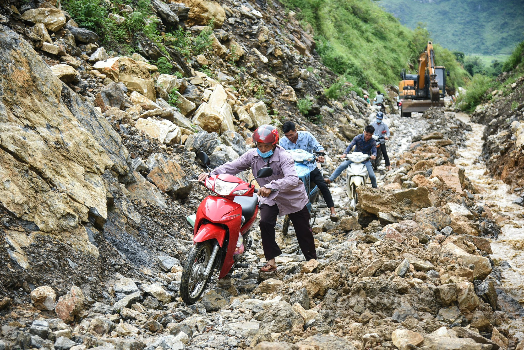 Vượt 400Km xây cầu cho người dân vùng cao - Ảnh 3.