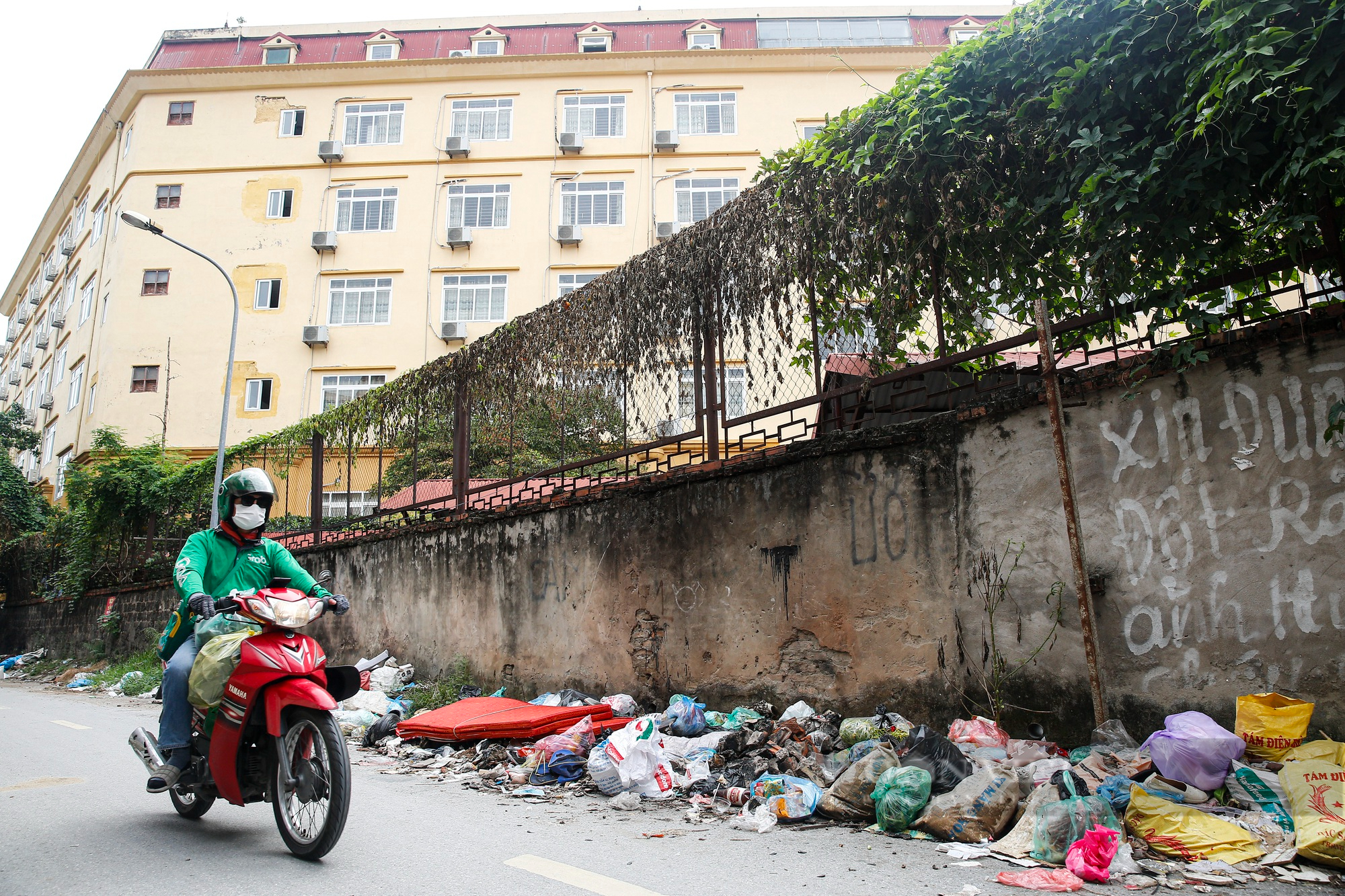 Sau phản ánh của Dân Việt, bãi rác ẩn chứa hàng trăm bơm kim tiêm tại Hà Nội đã được dọn sạch - Ảnh 9.