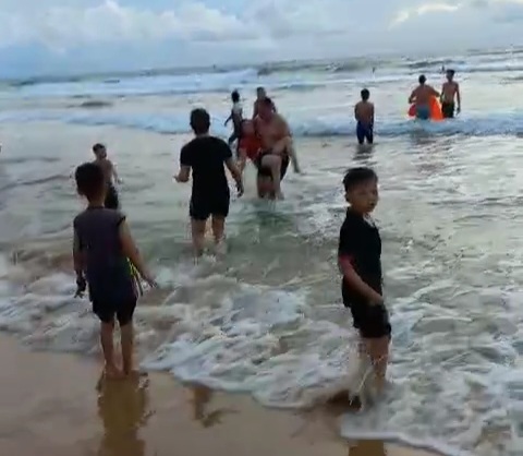 Lao xuống biển cứu người, một người dân ở Phú Quốc bị sóng đánh kiệt sức và tử vong - Ảnh 1.