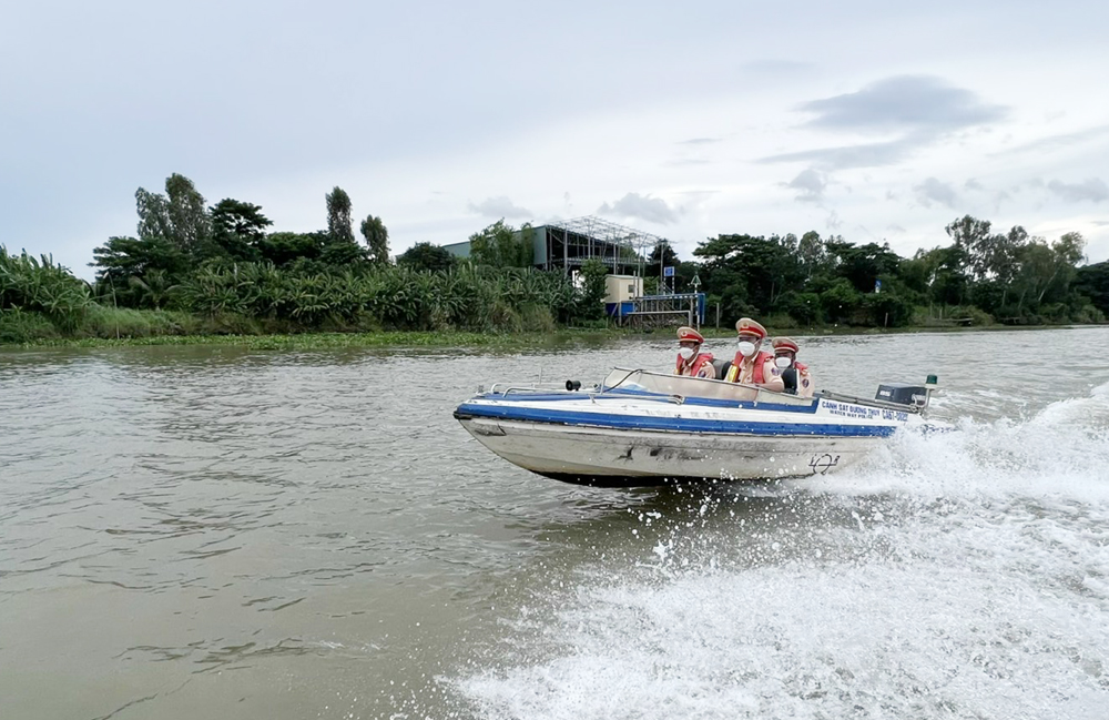 Cận cảnh Cảnh sát đường thủy Công an An Giang cuộc 15 sà lan chở cát quá tải trên sông Tiền hạ tải - Ảnh 2.