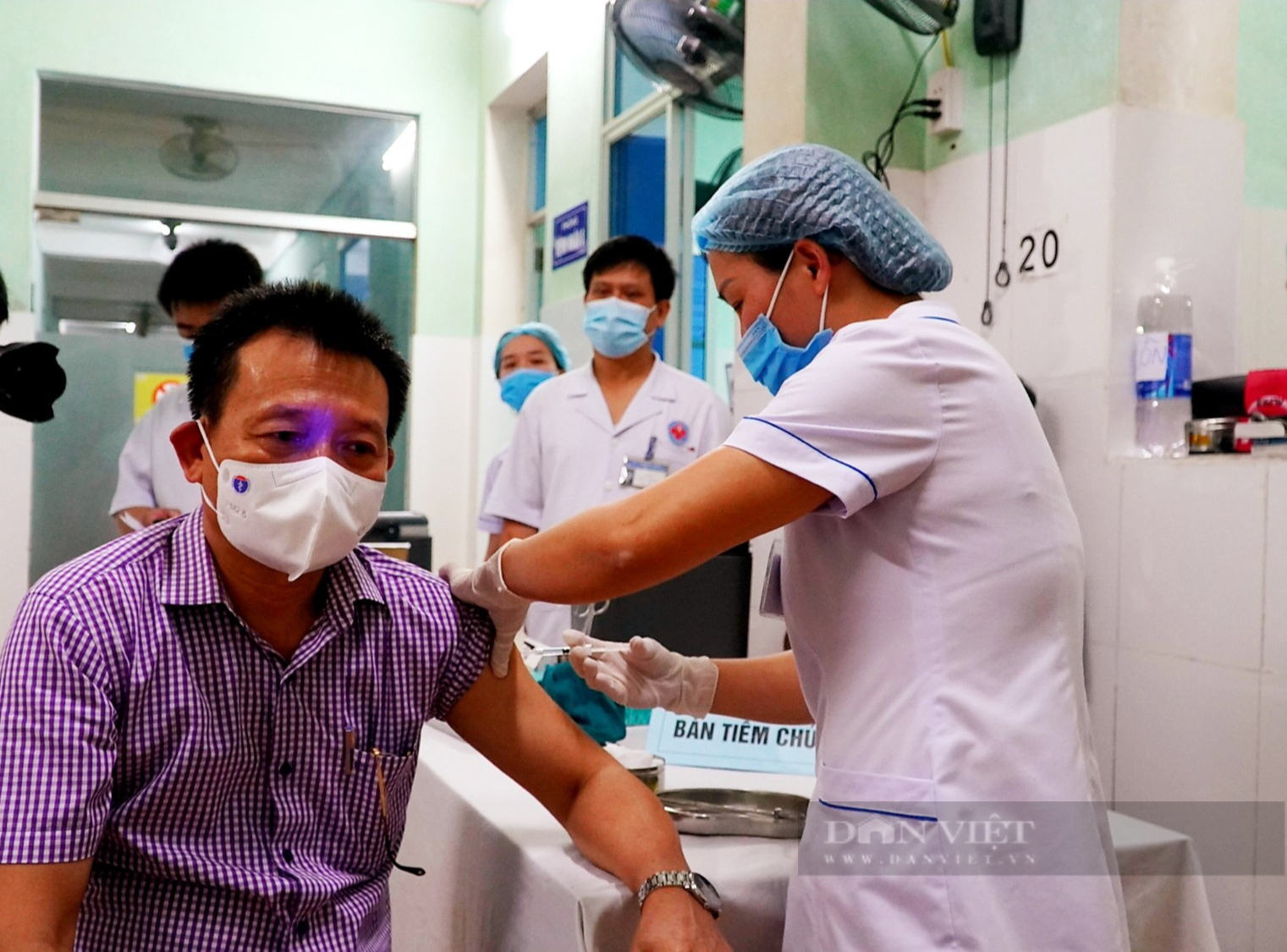 Giám đốc CDC Quảng Bình bị kỷ luật vì vi phạm trong đấu thầu, mua sắm trang thiết bị y tế - Ảnh 2.
