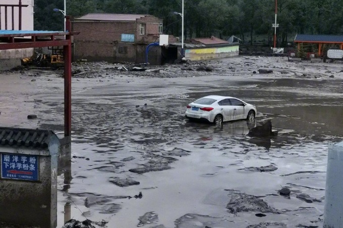 Trung Quốc: Lở đất làm chệch dòng chảy của sông gây lũ quét, 16 người chết - Ảnh 2.