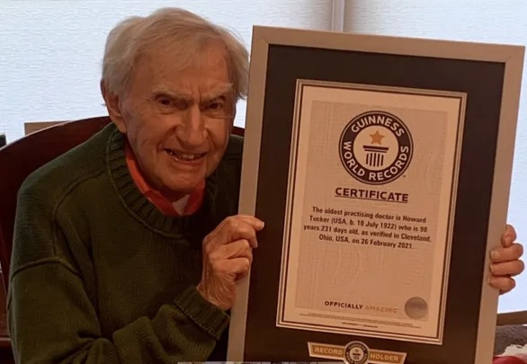 Ở tuổi 100, bác sĩ cao tuổi nhất thế giới vẫn thích uống martini, trượt tuyết, và tập thể dục - Ảnh 1.