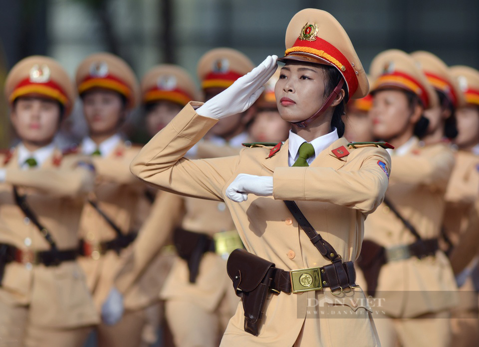 Công an Hà Nội gặt lúa giúp dân, phát đồ ăn cho bệnh nhân nghèo