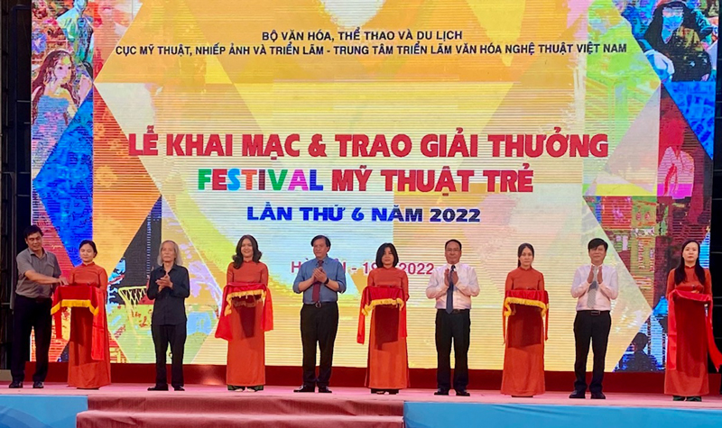 Festival Mỹ thuật trẻ 2022: Người trẻ vẫn loay hoay với ngôn ngữ già, cũ! - Ảnh 1.