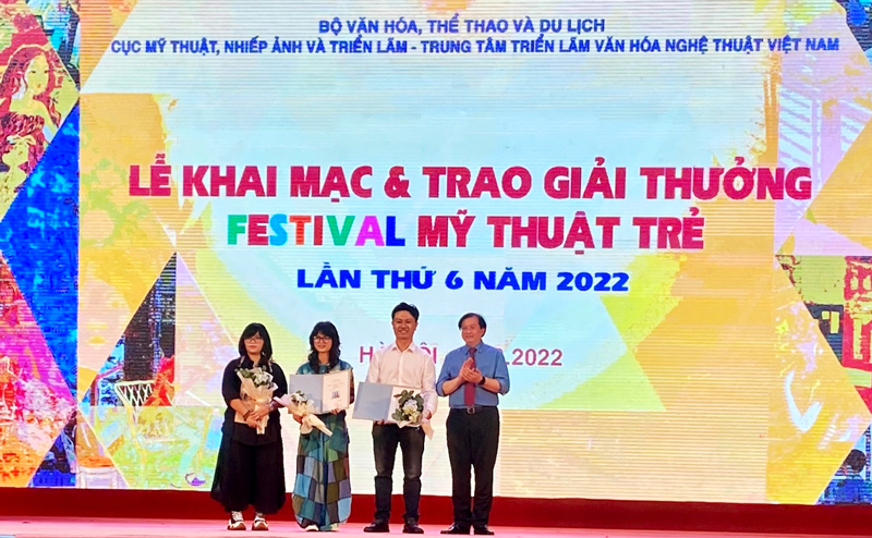 Festival Mỹ thuật trẻ 2022: Người trẻ vẫn loay hoay với ngôn ngữ già, cũ! - Ảnh 3.