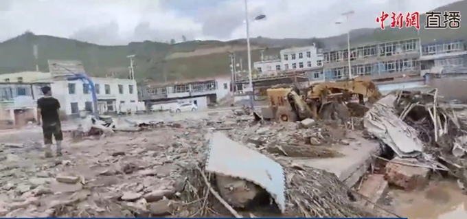 Trung Quốc: Lở đất làm chệch dòng chảy của sông gây lũ quét, 16 người chết - Ảnh 3.