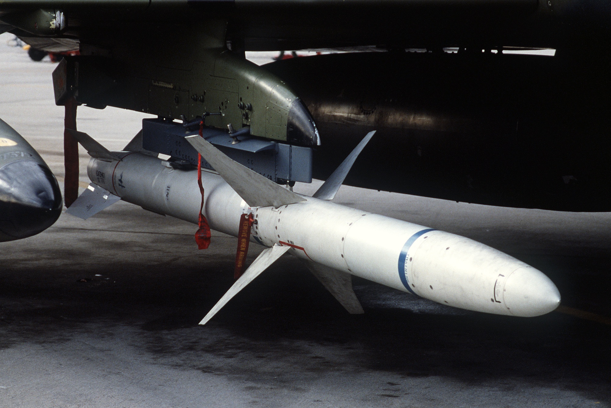 Mỹ bí mật cung cấp tên lửa 'bảo bối' chống radar AGM-88 HARM cho Ukraine - Ảnh 1.
