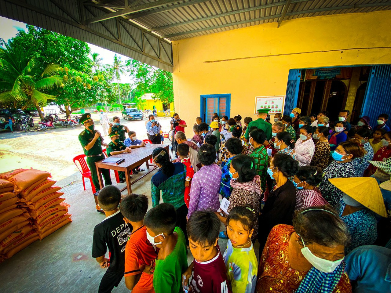 BĐBP An Giang và Hội Nông dân tỉnh An Giang phối hợp bảo vệ an ninh trật tự tuyến biên giới - Ảnh 1.