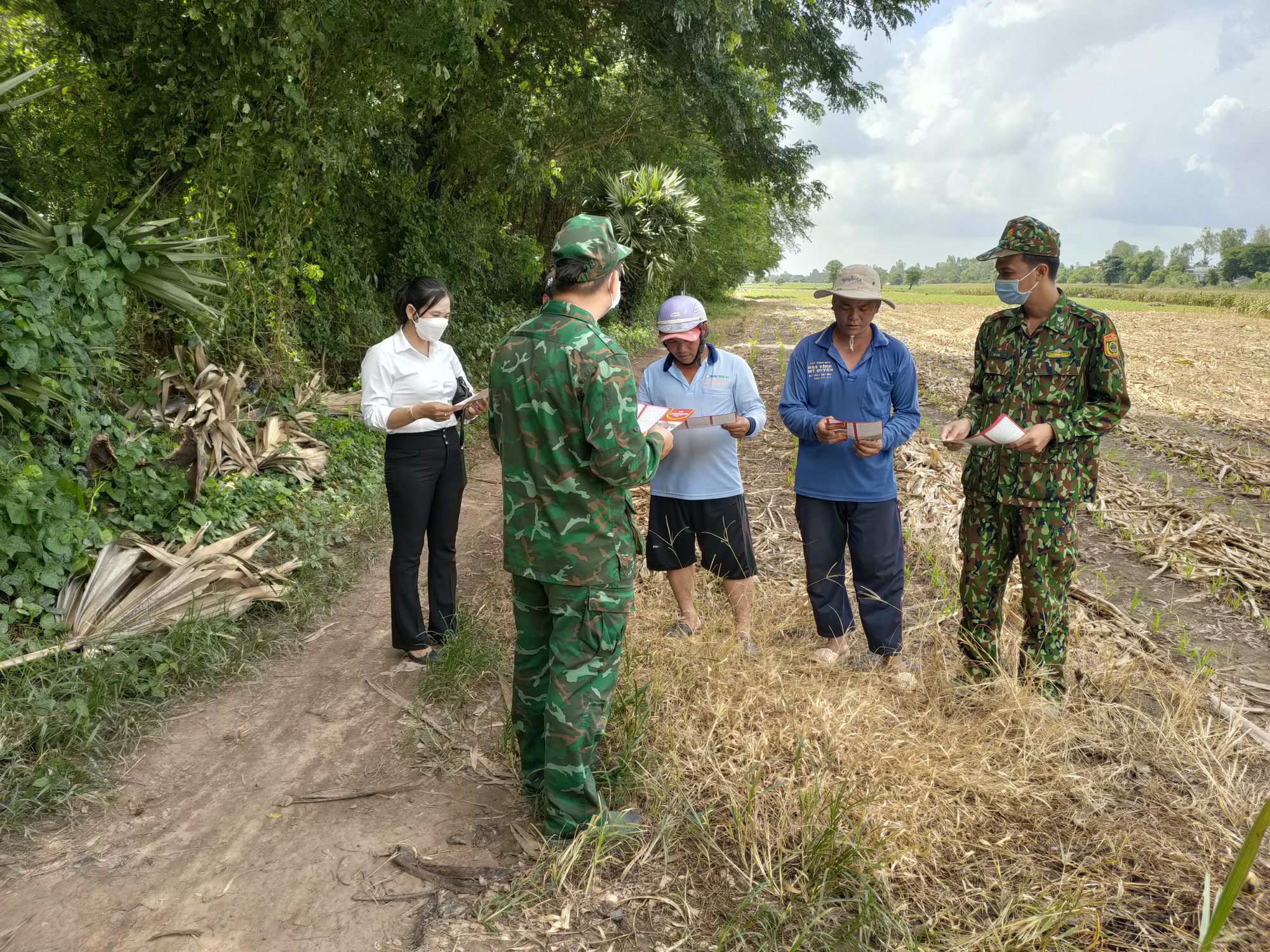 BĐBP An Giang và Hội Nông dân tỉnh An Giang phối hợp bảo vệ an ninh trật tự tuyến biên giới - Ảnh 6.