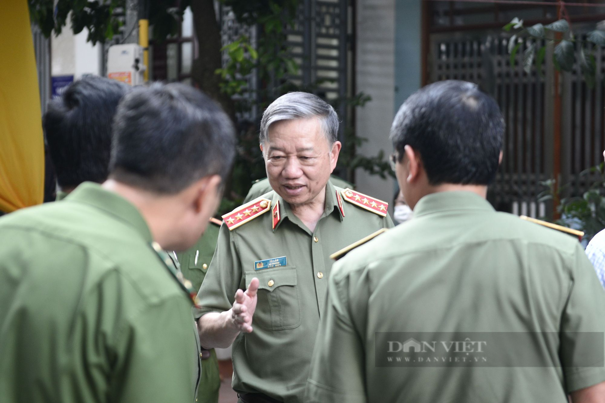 Đại tướng Tô Lâm và Chủ tịch Hà Nội Trần Sỹ Thanh thăm, động viên gia đình 3 chiến sỹ PCCC hy sinh - Ảnh 6.