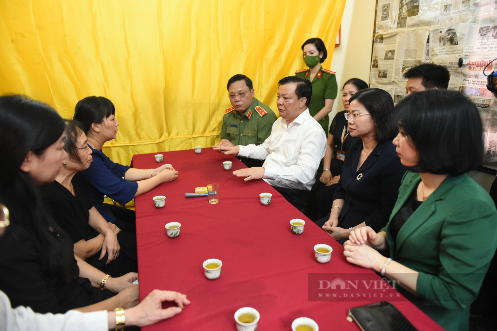 Bí thư Hà Nội: Nhân dân cảm phục, trân trọng những hành động dũng cảm của 3 cảnh sát PCCC - Ảnh 1.