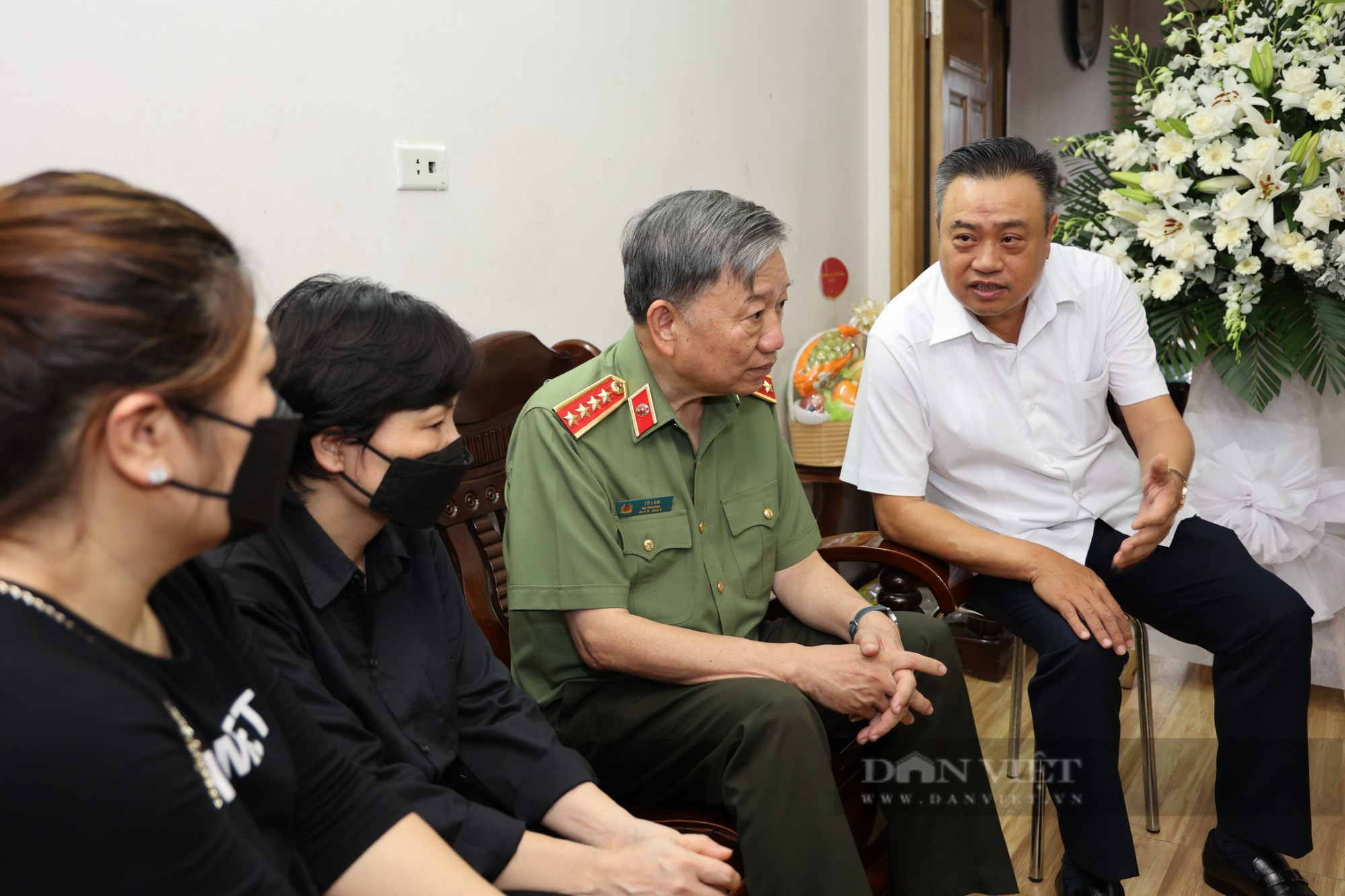 Đại tướng Tô Lâm và Chủ tịch Hà Nội Trần Sỹ Thanh thăm, động viên gia đình 3 chiến sỹ PCCC hy sinh - Ảnh 11.