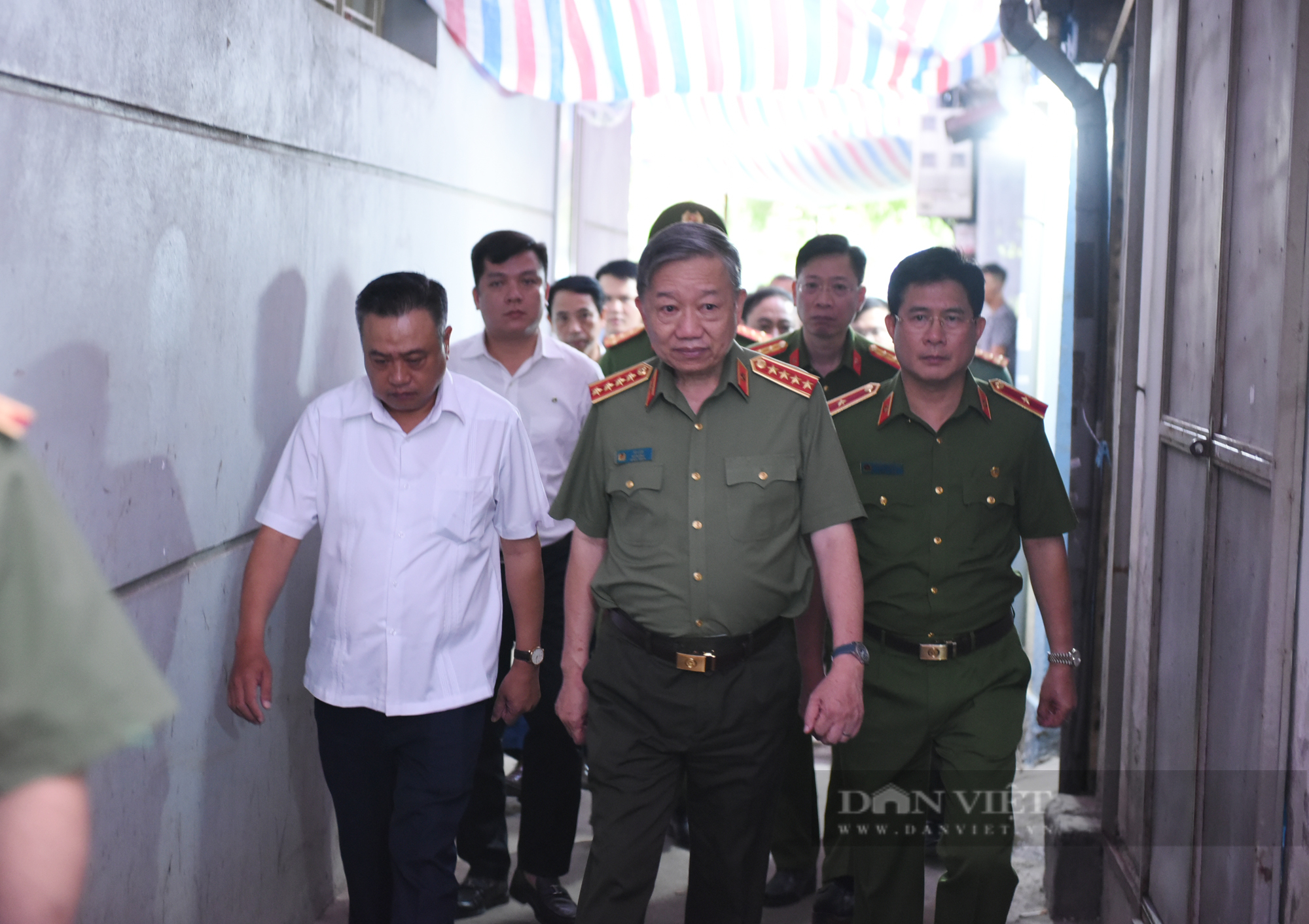 Phó Thủ tướng thường trực Phạm Bình Minh ký quyết định cấp Bằng Tổ quốc ghi công cho 3 cảnh sát hy sinh - Ảnh 1.