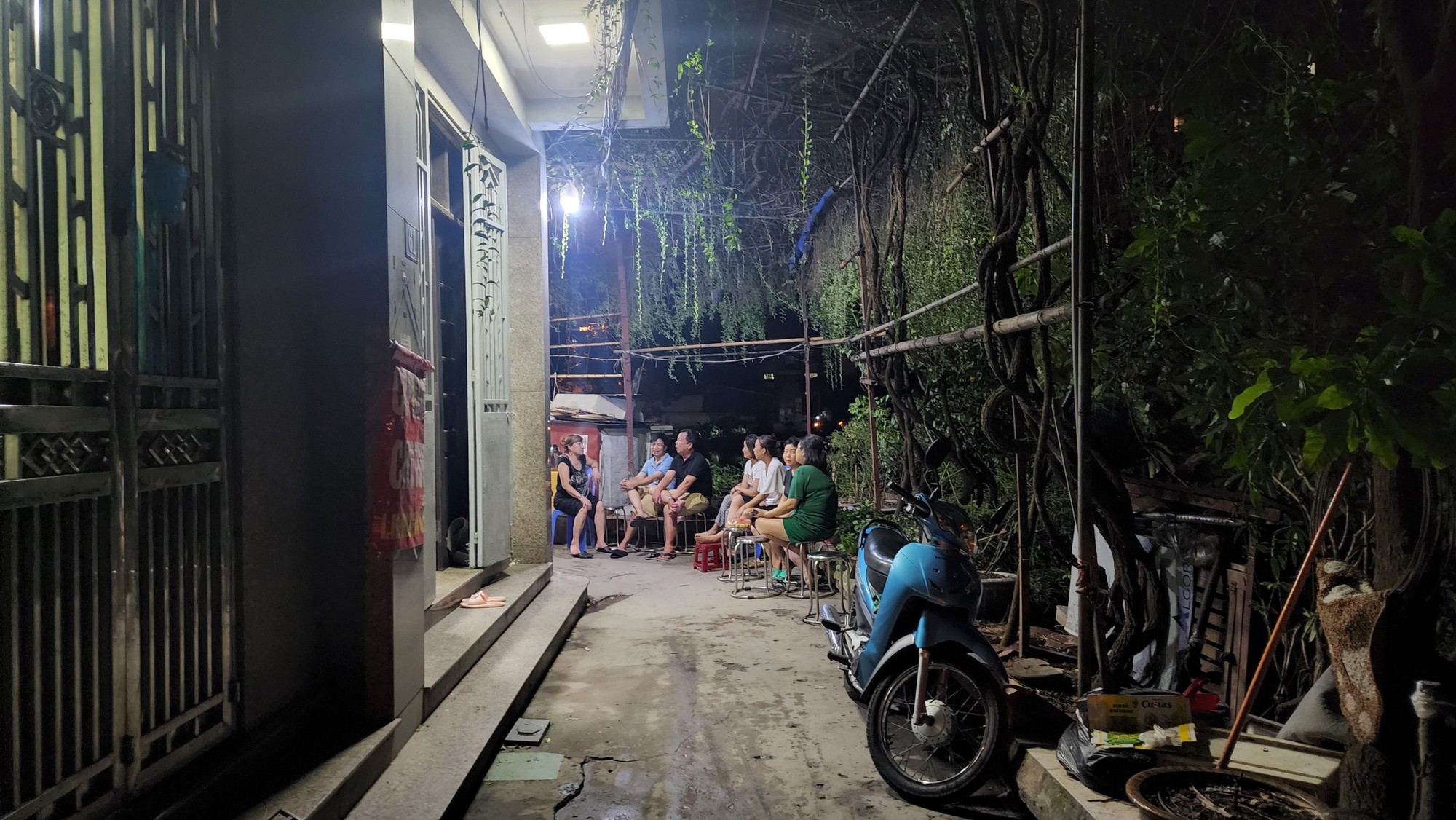 Đêm khuya ở nhà đội trưởng phòng cháy chữa cháy hy sinh trong vụ cháy quán karaoke ở Hà Nội - Ảnh 1.
