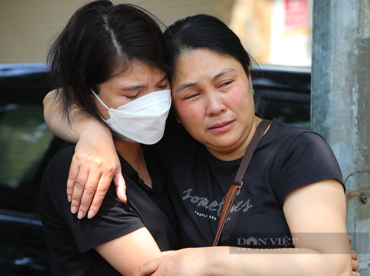 Người thân khóc nghẹn tại hiện trường vụ cháy khiến 3 chiến sĩ cảnh sát hy sinh - Ảnh 3.