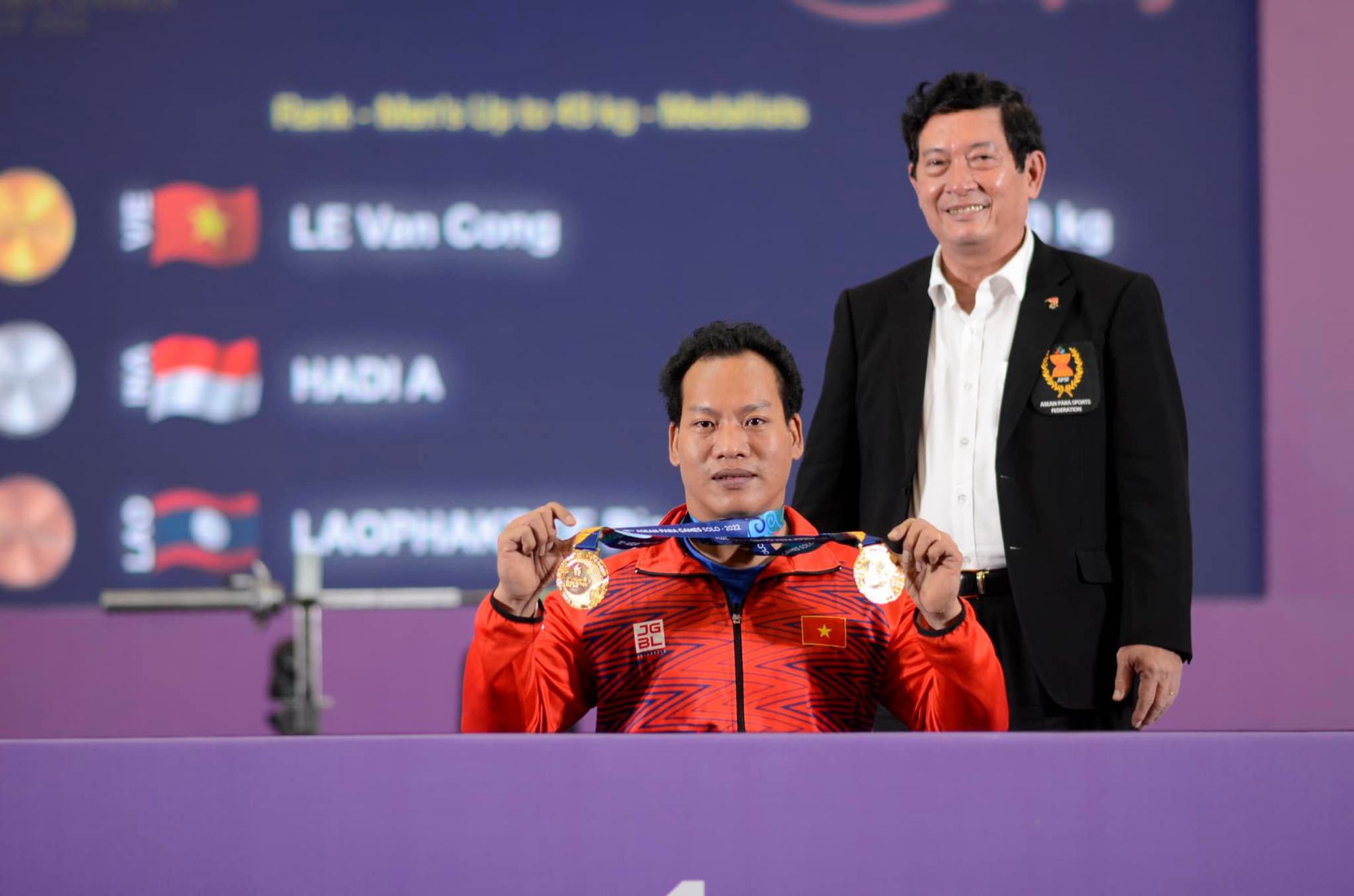 Lực sĩ Lê Văn Công bỏ xa VĐV Indonesia 20kg, giành HCV Para Games - Ảnh 1.