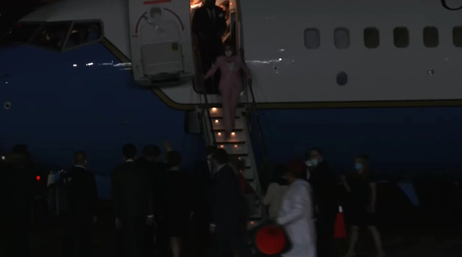 Máy bay nghi chở Chủ tịch Hạ viện Mỹ Nancy Pelosi đáp xuống Đài Loan bất chấp cảnh báo của Trung Quốc - Ảnh 1.