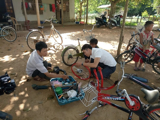 Quảng Trị: Người đàn ông khuyết tật sửa xe miễn phí cho học sinh nghèo - Ảnh 3.