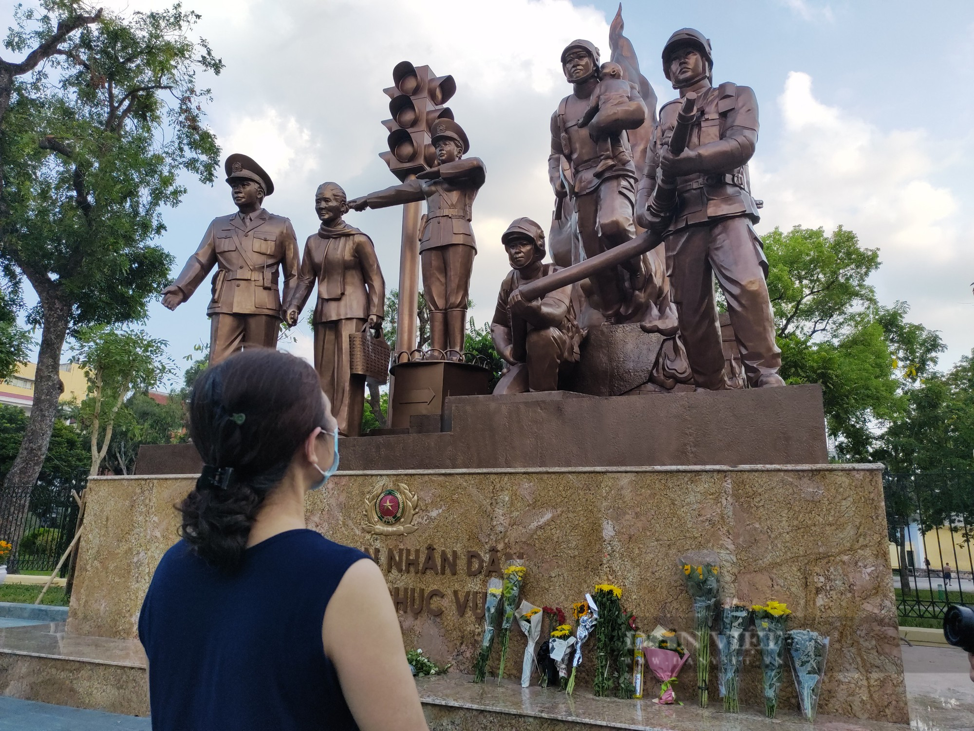 Hà Nội: Nhiều người đặt hoa dưới chân tượng đài, tưởng niệm 3 CS PCCC hy sinh - Ảnh 2.
