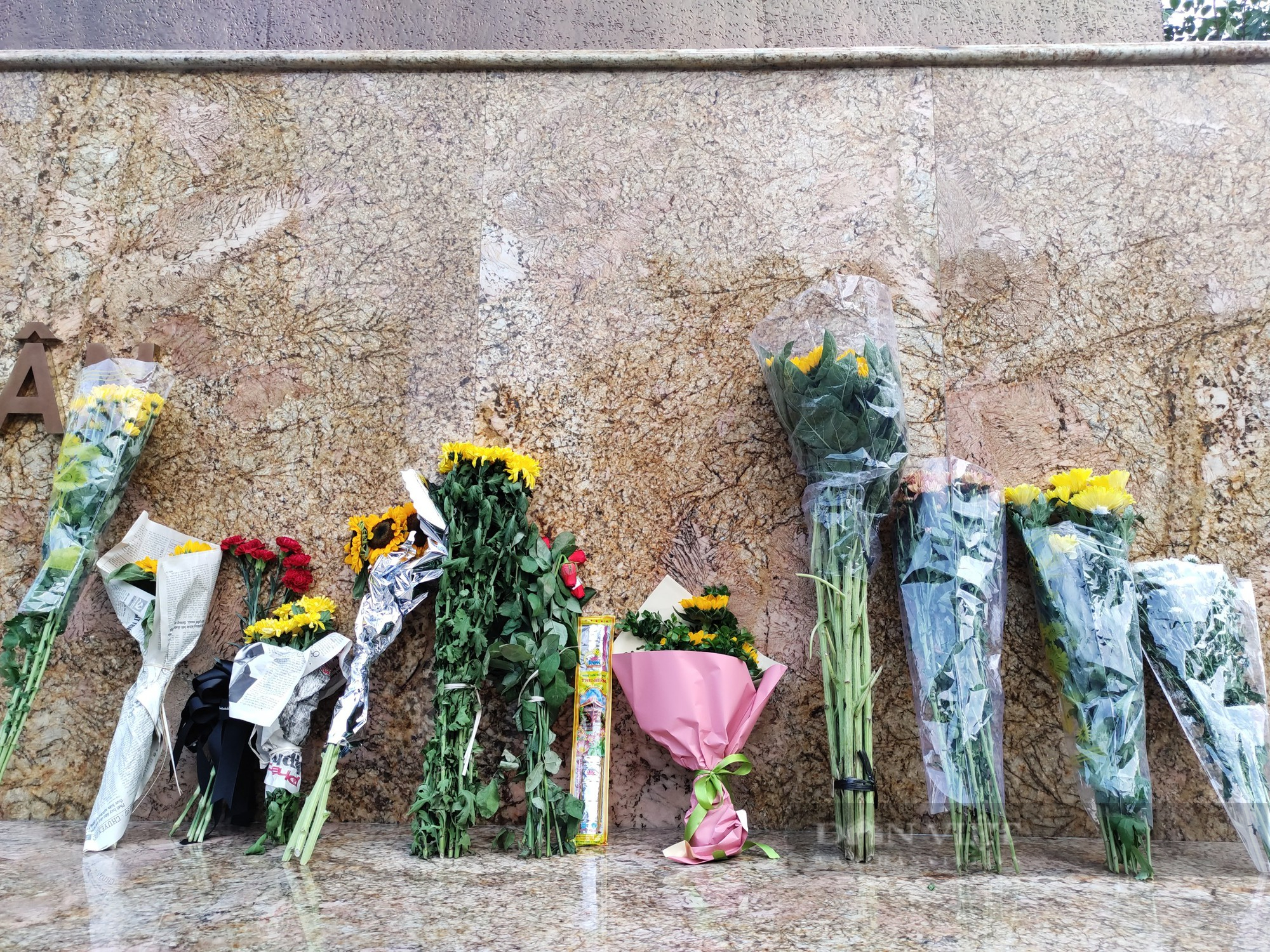 Hà Nội: Nhiều người đặt hoa dưới chân tượng đài, tưởng niệm 3 CS PCCC hy sinh - Ảnh 3.