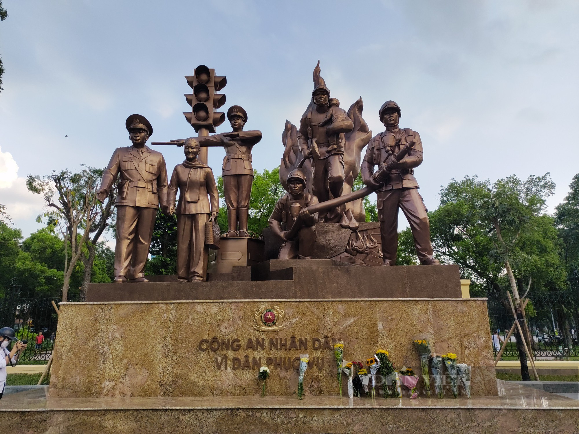 Hà Nội: Nhiều người đặt hoa dưới chân tượng đài, tưởng niệm 3 CS PCCC hy sinh - Ảnh 4.