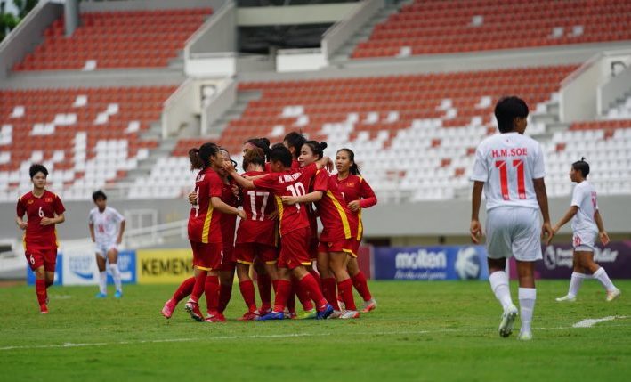 U18 nữ Việt Nam đá bại U18 nữ Myanmar, hẹn Thái Lan, Australia ở trận chung kết - Ảnh 2.