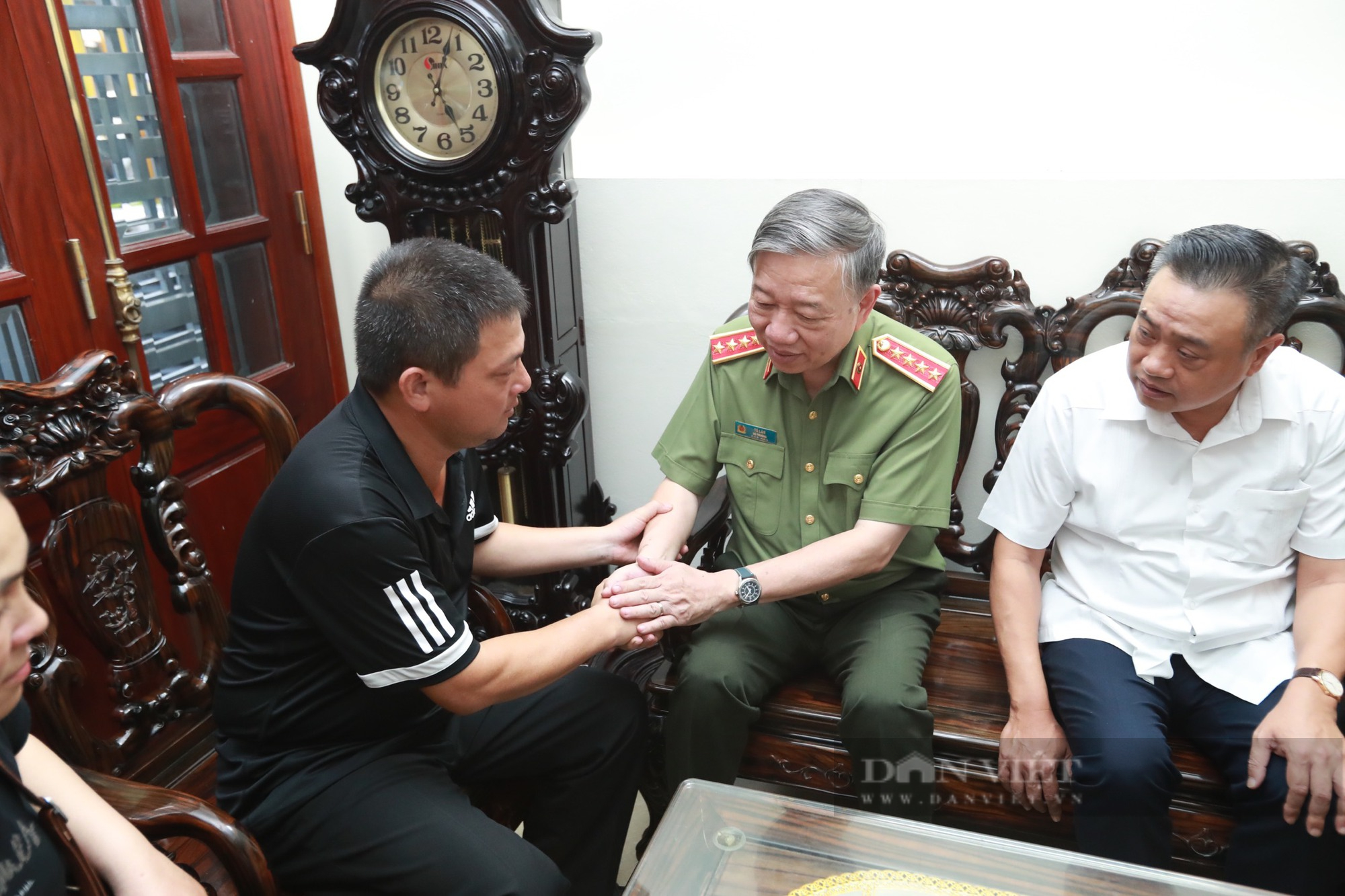 Đại tướng Tô Lâm và Chủ tịch Hà Nội Trần Sỹ Thanh thăm, động viên gia đình 3 chiến sỹ PCCC hy sinh - Ảnh 9.