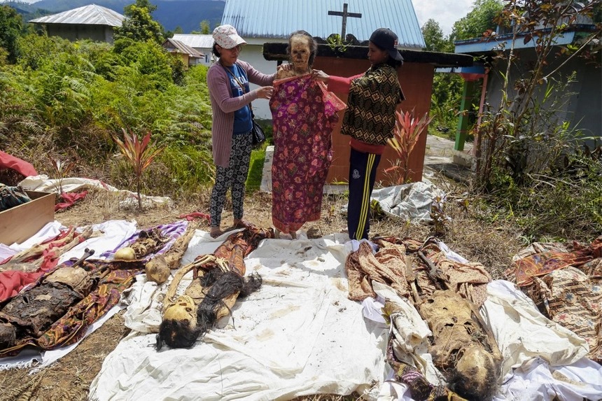 Người Toraja lại đào mộ, chụp ảnh với người chết - Ảnh 1.