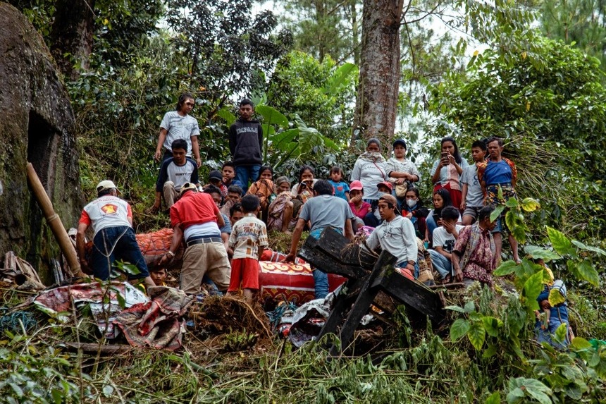 Người Toraja lại đào mộ, chụp ảnh với người chết - Ảnh 2.