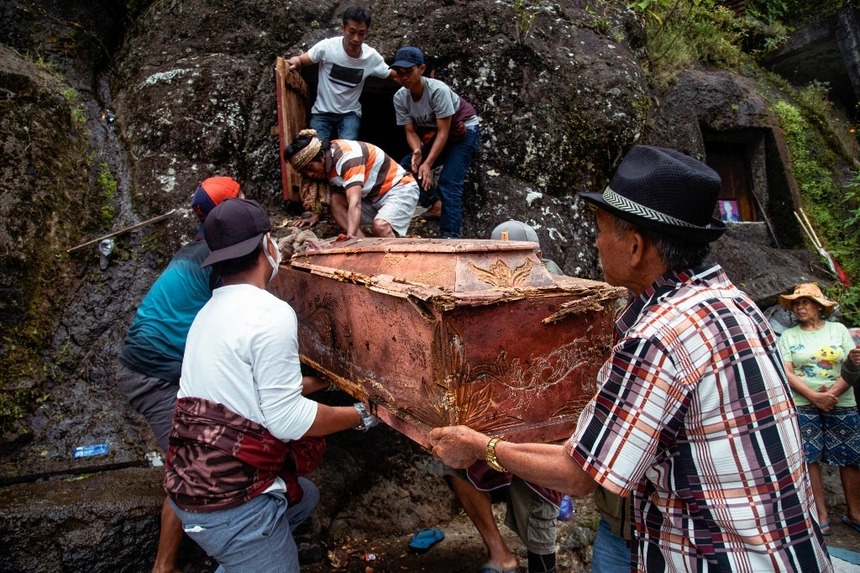 Người Toraja lại đào mộ, chụp ảnh với người chết - Ảnh 3.