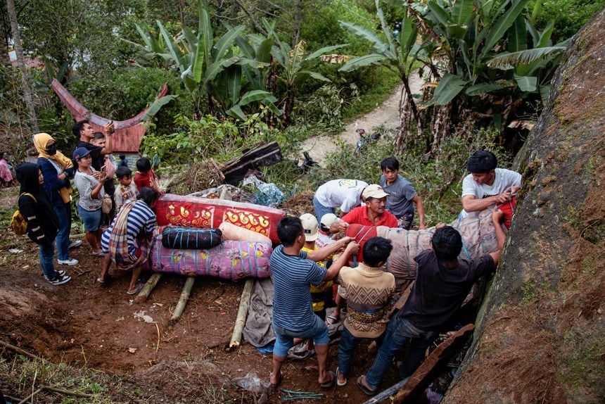 Người Toraja lại đào mộ, chụp ảnh với người chết - Ảnh 4.