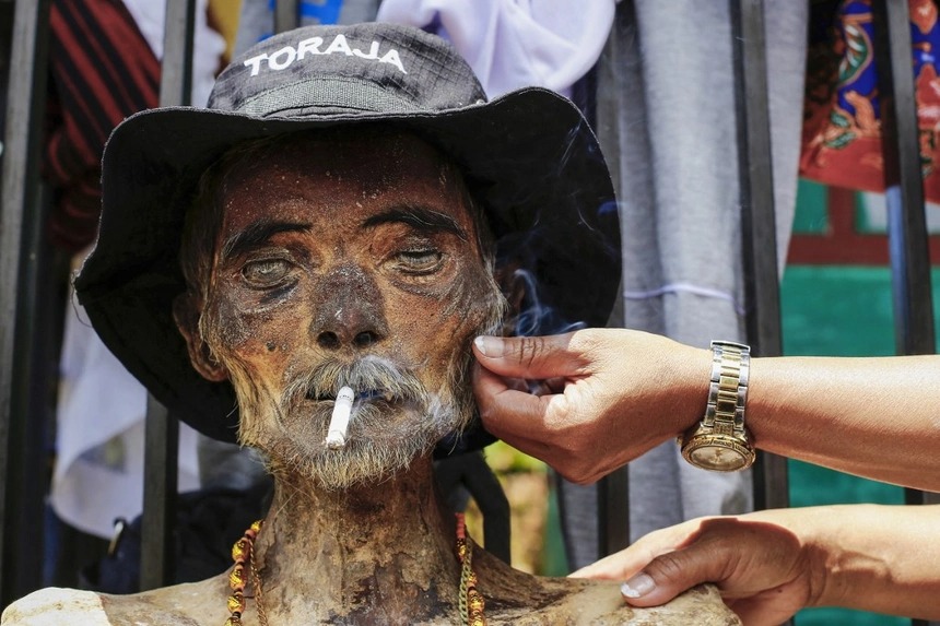 Người Toraja lại đào mộ, chụp ảnh với người chết - Ảnh 5.