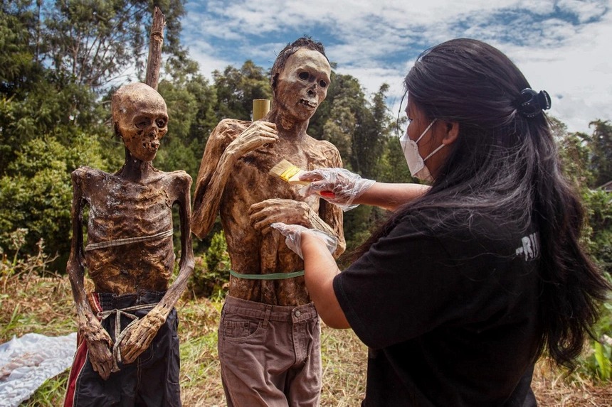 Người Toraja lại đào mộ, chụp ảnh với người chết - Ảnh 7.