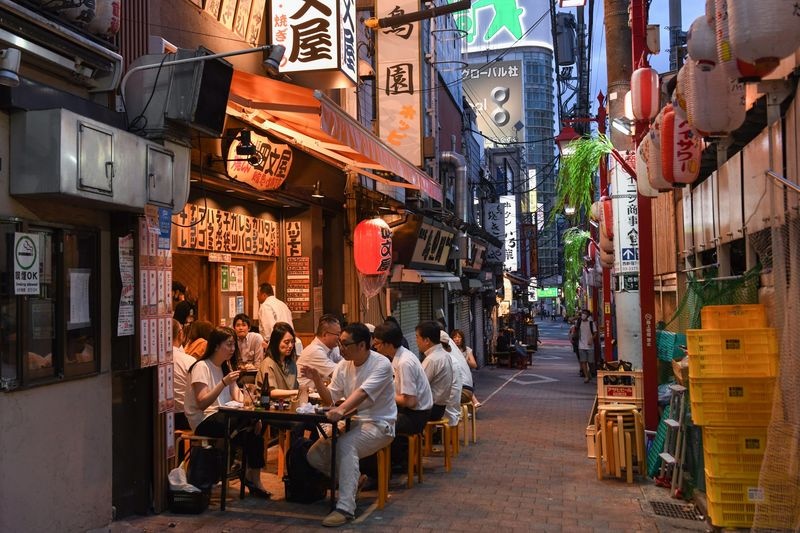 Mạng xã hội Nhật dậy sóng sau lời khuyến khích uống rượu nhiều hơn - Ảnh 1.