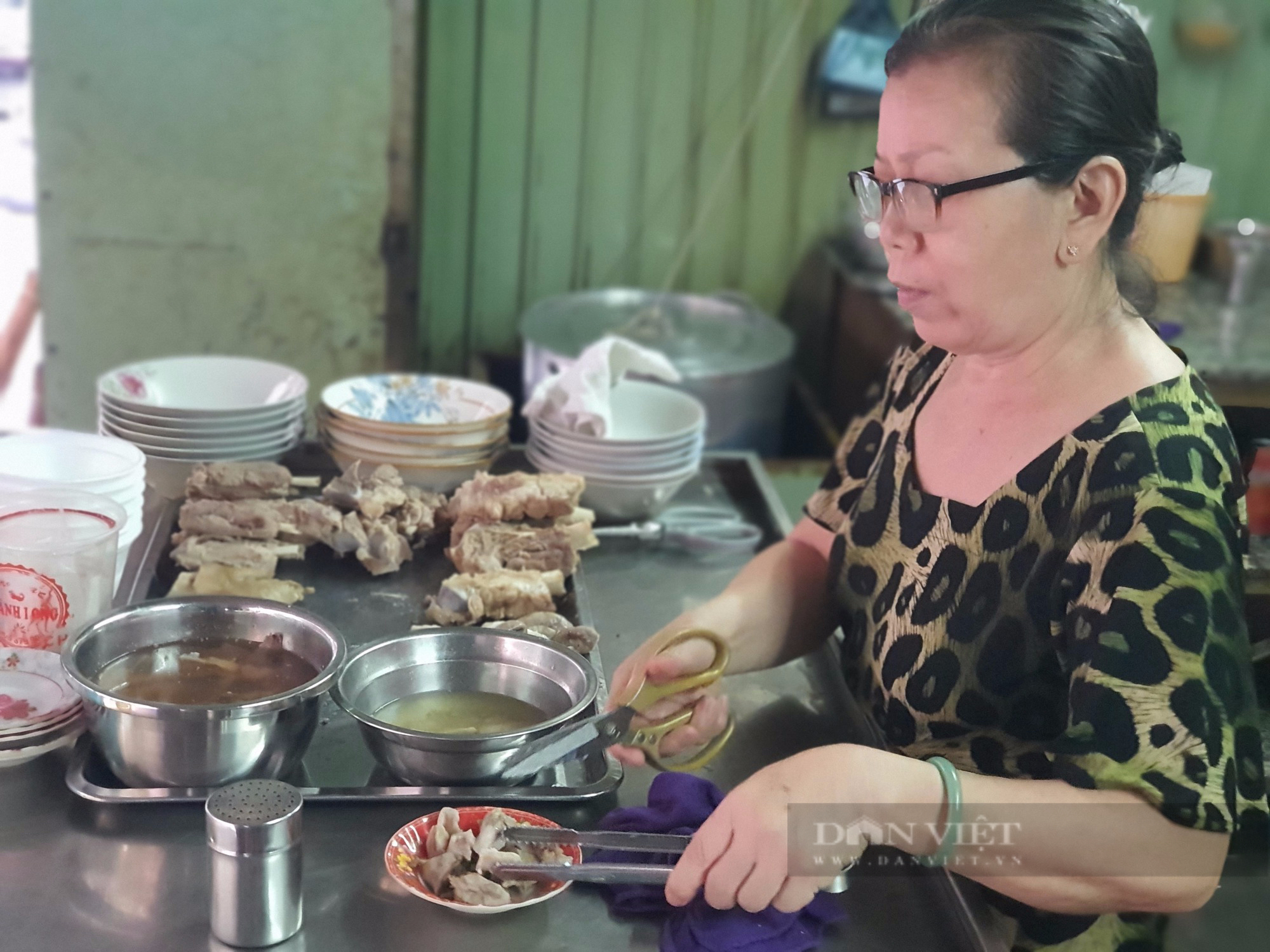Sài Gòn quán: Chiều đi ăn cháo bụi 45 năm ở chung cư Ngô Gia Tự, quận 10 - Ảnh 1.