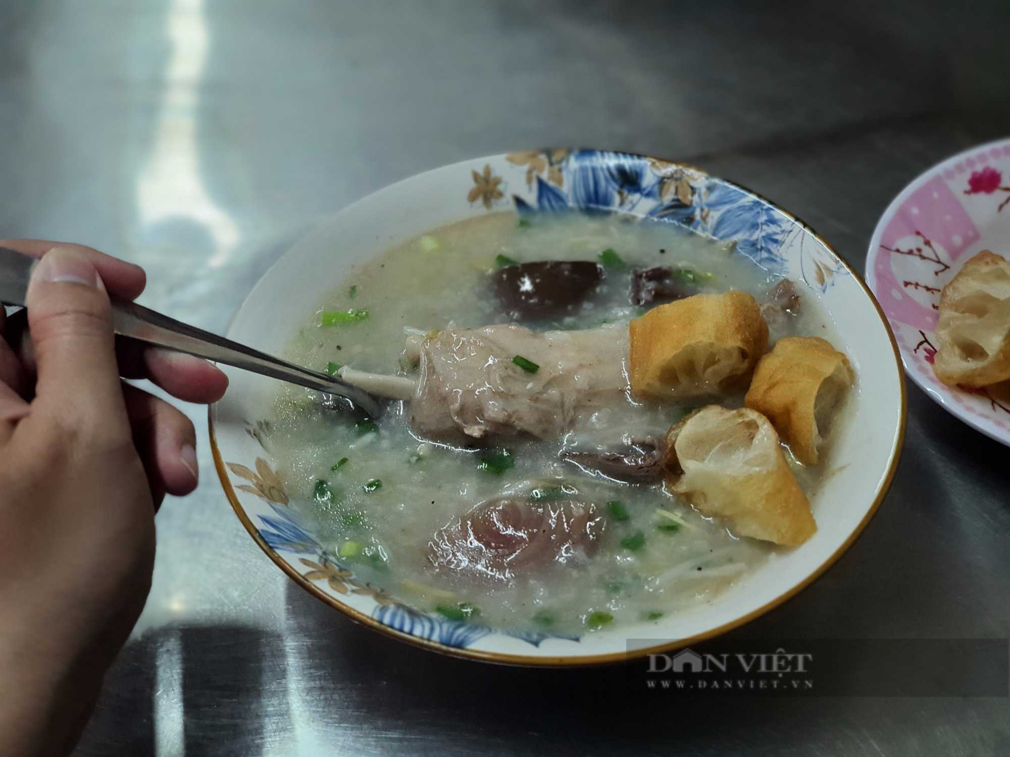 Sài Gòn quán: Chiều đi ăn cháo bụi 45 năm ở chung cư Ngô Gia Tự, quận 10 - Ảnh 2.