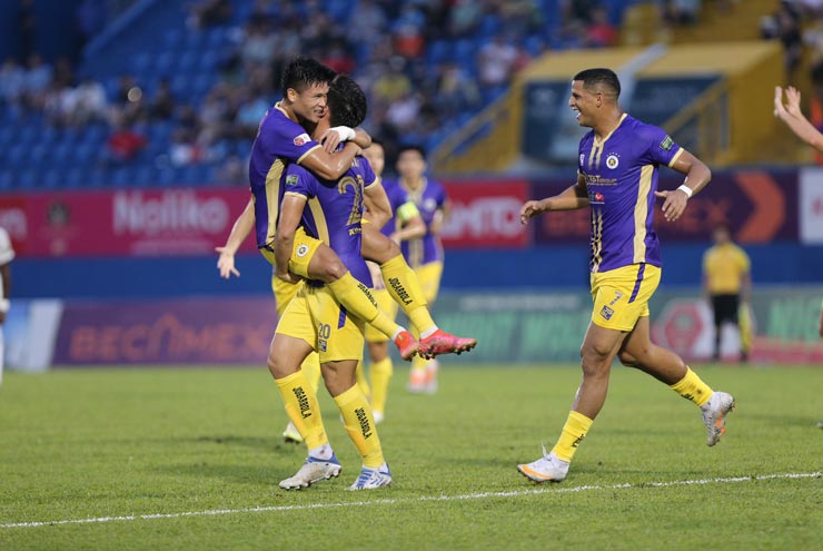 Kết quả vòng 13 V.League 2022: Đá bại B.Bình Dương, CLB Hà Nội giữ thế độc tôn  - Ảnh 1.