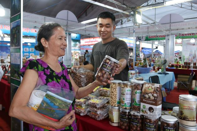 Ninh Thuận: Hàng trăm nông sản tiêu biểu “khoe sắc-đọ dáng” tại hội chợ triển lãm hàng công nghiệp nông thôn tiêu biểu 2022 - Ảnh 3.