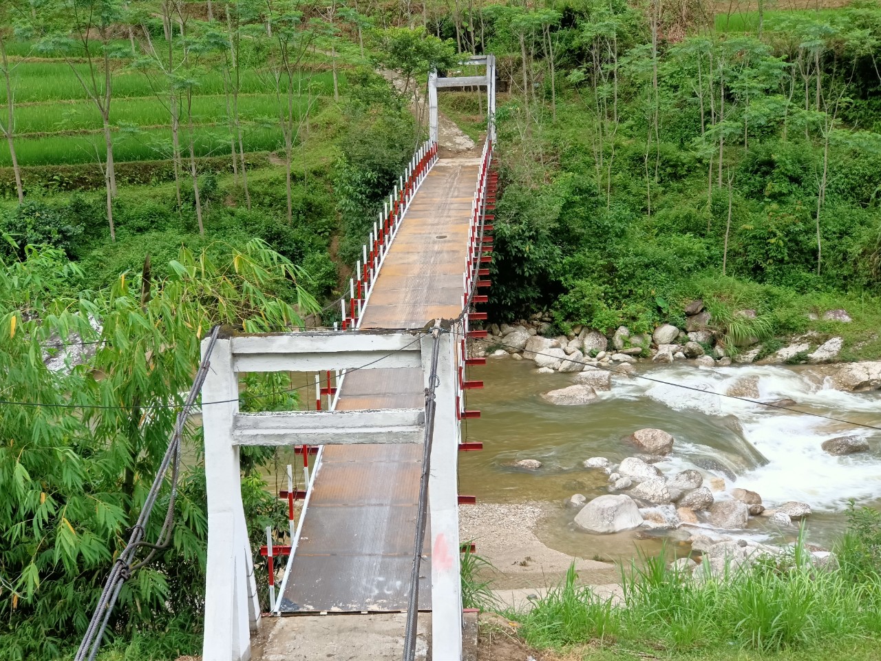 Hoàn thiện sửa chữa cây cầu gỗ mục ở Hà Giang - Ảnh 2.