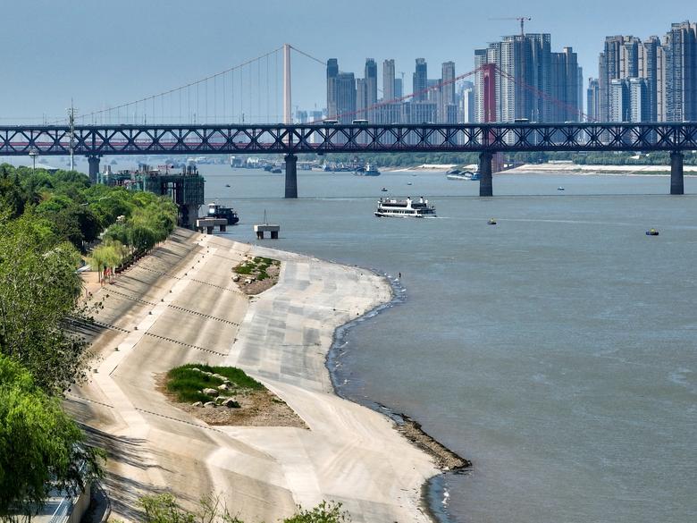 Nước cạn khô làm lộ 3 bức tượng 600 năm tuổi trên sông Dương Tử - Ảnh 8.