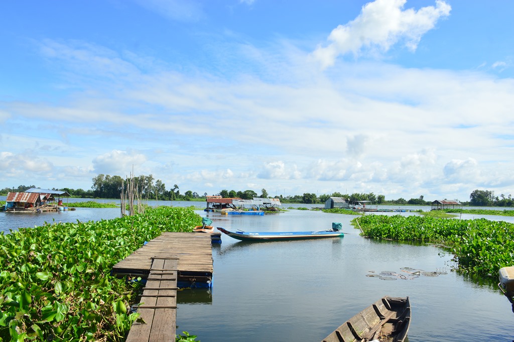 Tĩnh lặng “hồ nước trời” lớn nhất miền Tây - Ảnh 1.